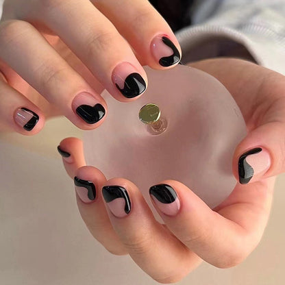 Kunstvolle Nagelkunst mit elegantem Wellenmuster und modernen Akzenten Brehn