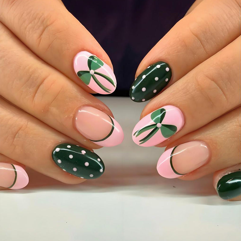 Kunstnagelset mit floralen Akzenten und verspielten Designs Brehn