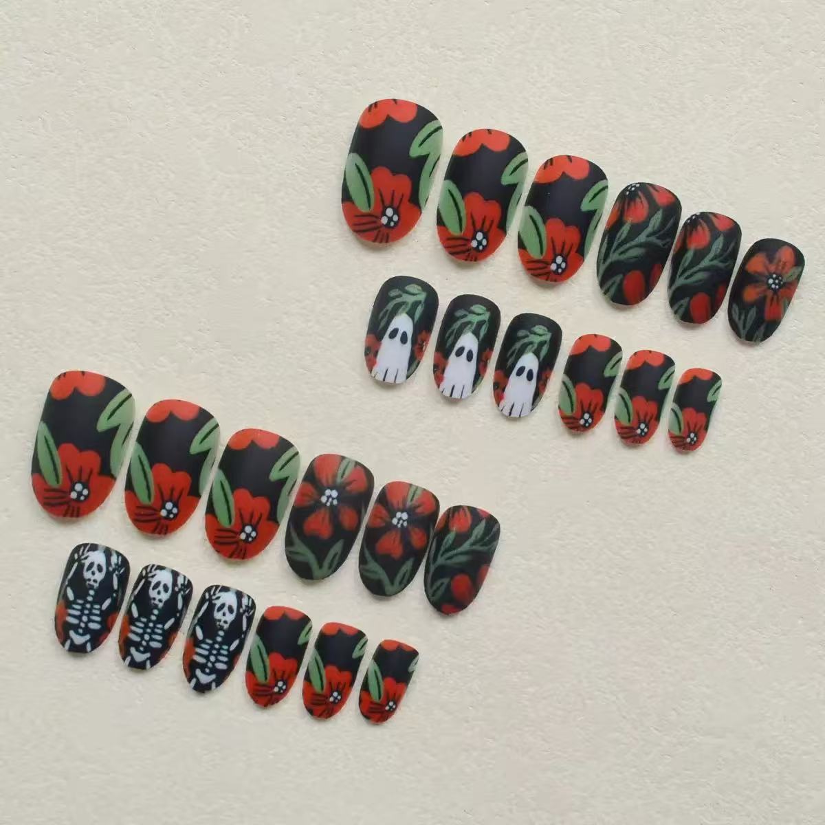 Kunstnagelset mit gruseligen Halloween-Motiven und floralen Akzenten Brehn