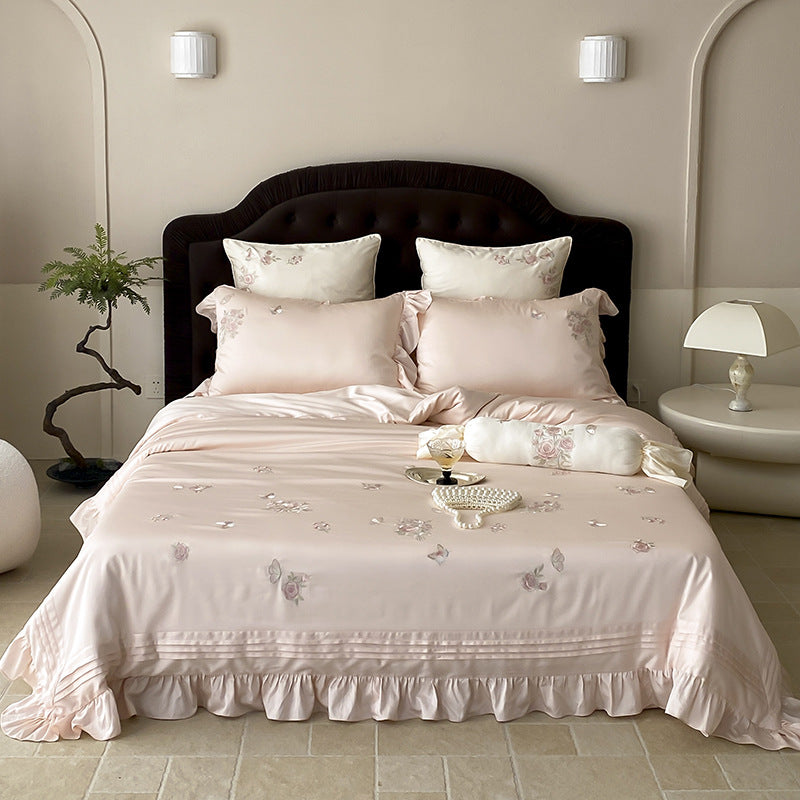 Satin-Effekt Bestickte Rosen Bettbezug Set mit Rüschensaum & Dekorativen Kissenbezügen