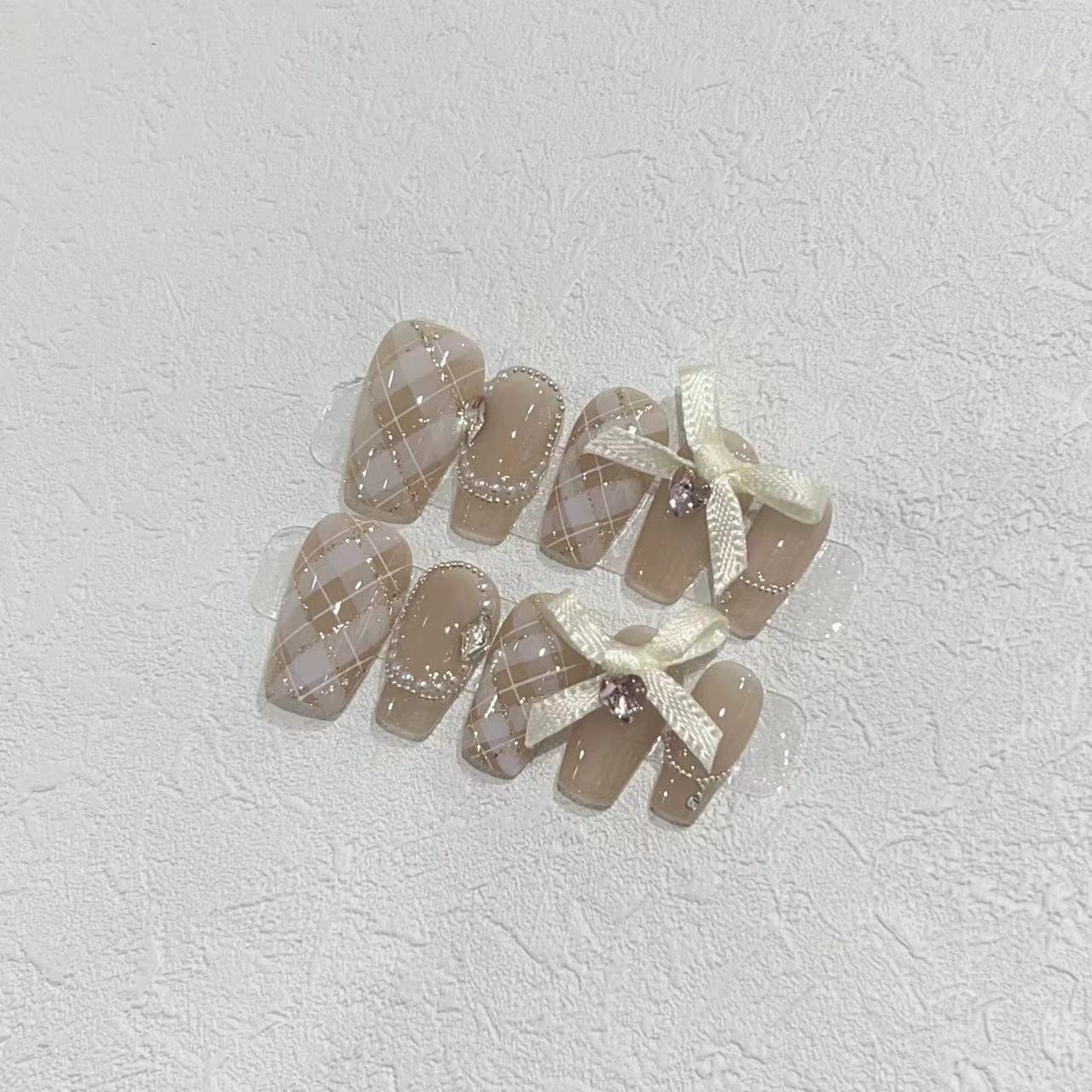 Elegantes Press-On-Nagelkunst-Set mit Bändern und Edelsteinakzenten Brehn