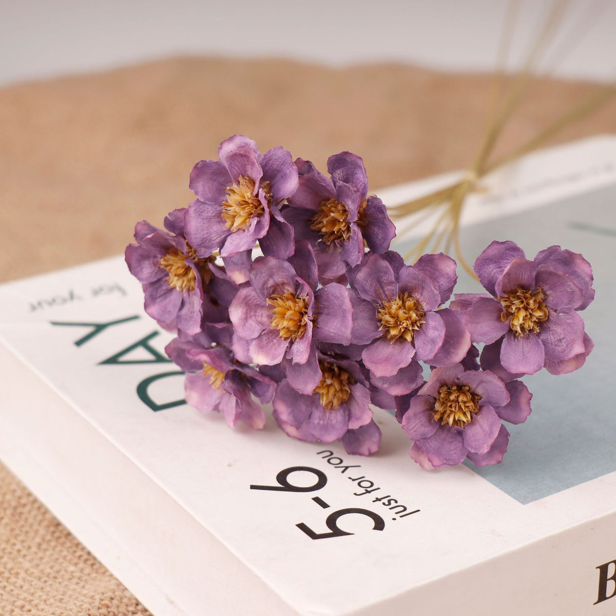Dekorativer getrockneter Blumenstrauß