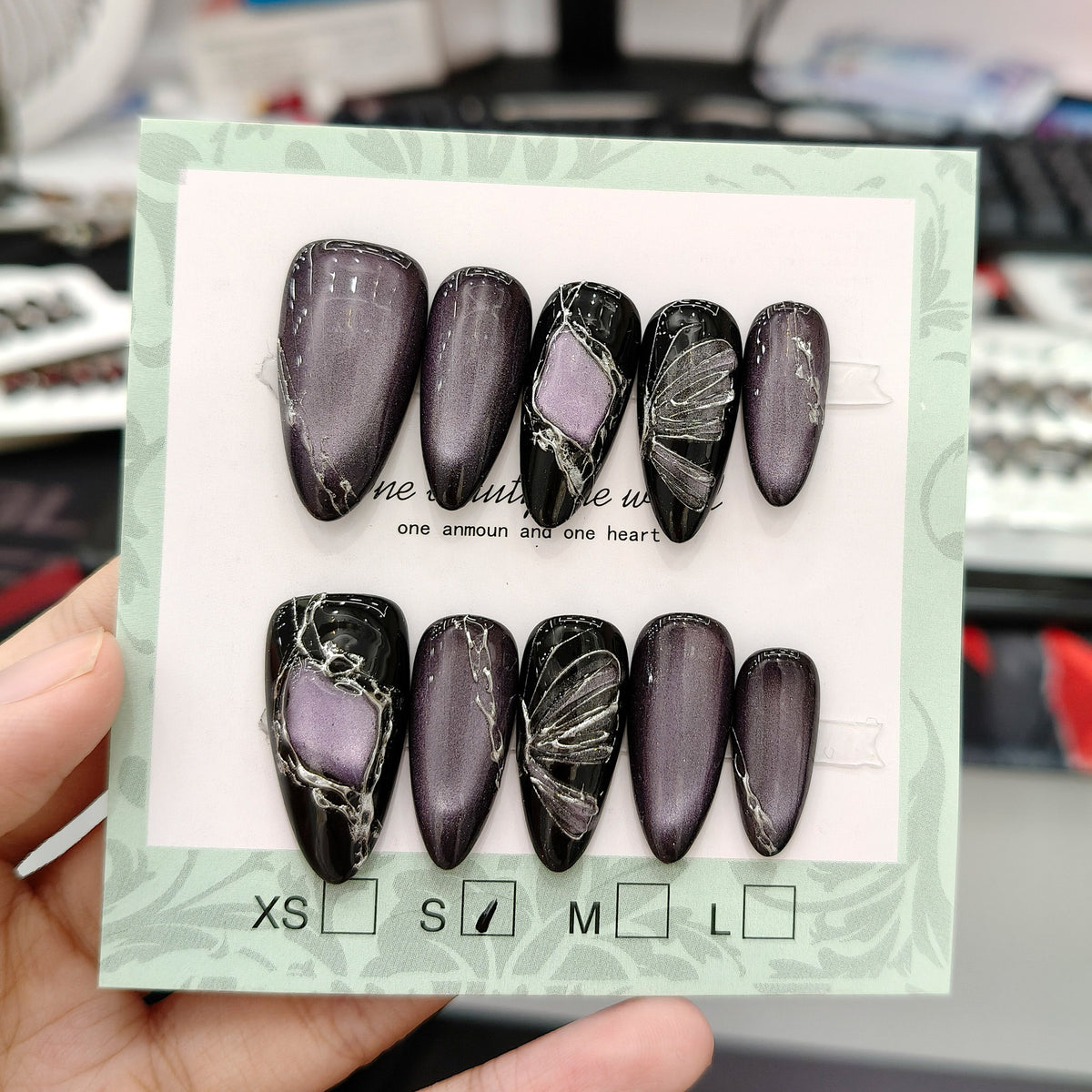 Dekorativer Stiletto Press-On Nagelset Brehn