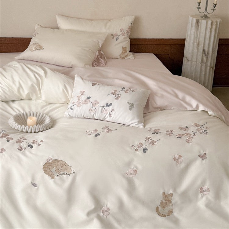 Elegante bestickte Bettwäsche-Garnitur aus Baumwollsatin mit Katzen‑ und Blumenmotiv Brehn