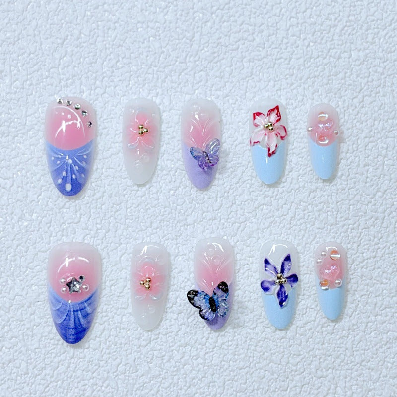 Kunstvolle Nagelkunst mit Blumendetails und Schmetterlingen Brehn