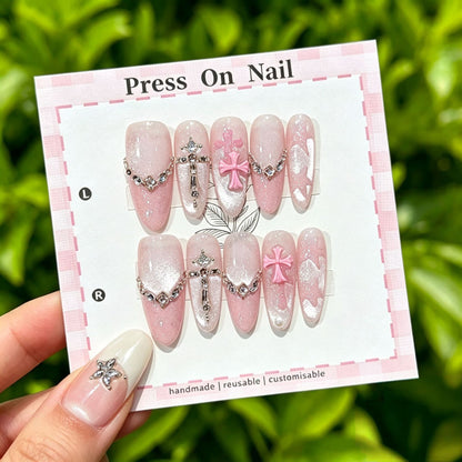 Künstlerisches Press-On Nail Art Set mit niedlichen Charakteren und Schleifenakzenten