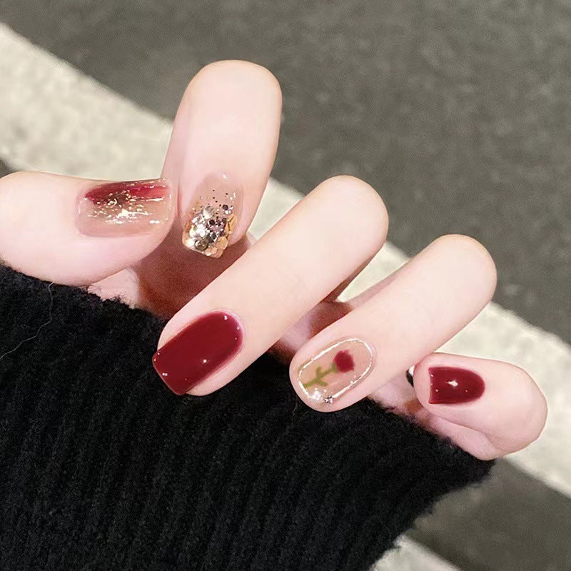 Elegantes Nageldesign mit floralen und glitzernden Akzenten Brehn
