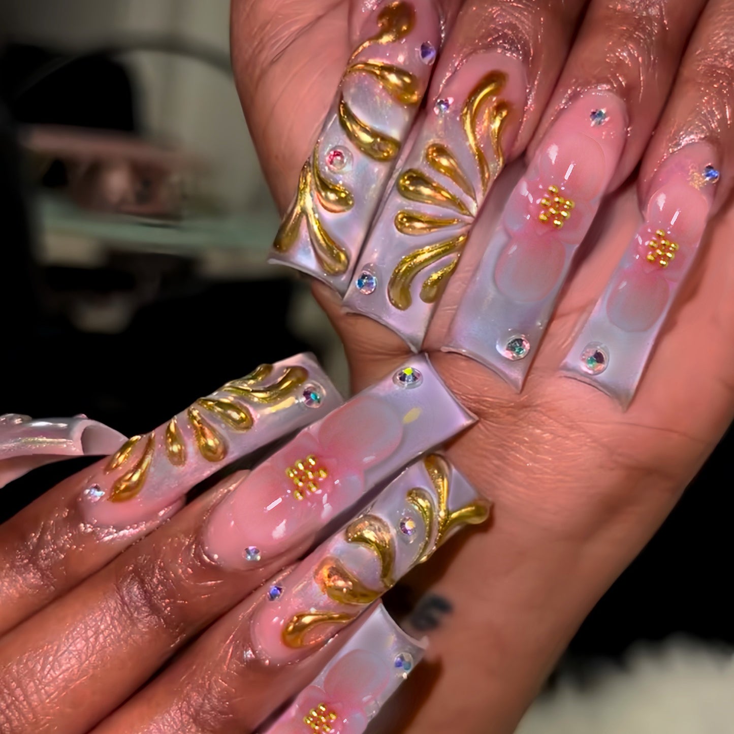 Luxuriöse goldakzentuierte Press-On Nagelkunst Brehn