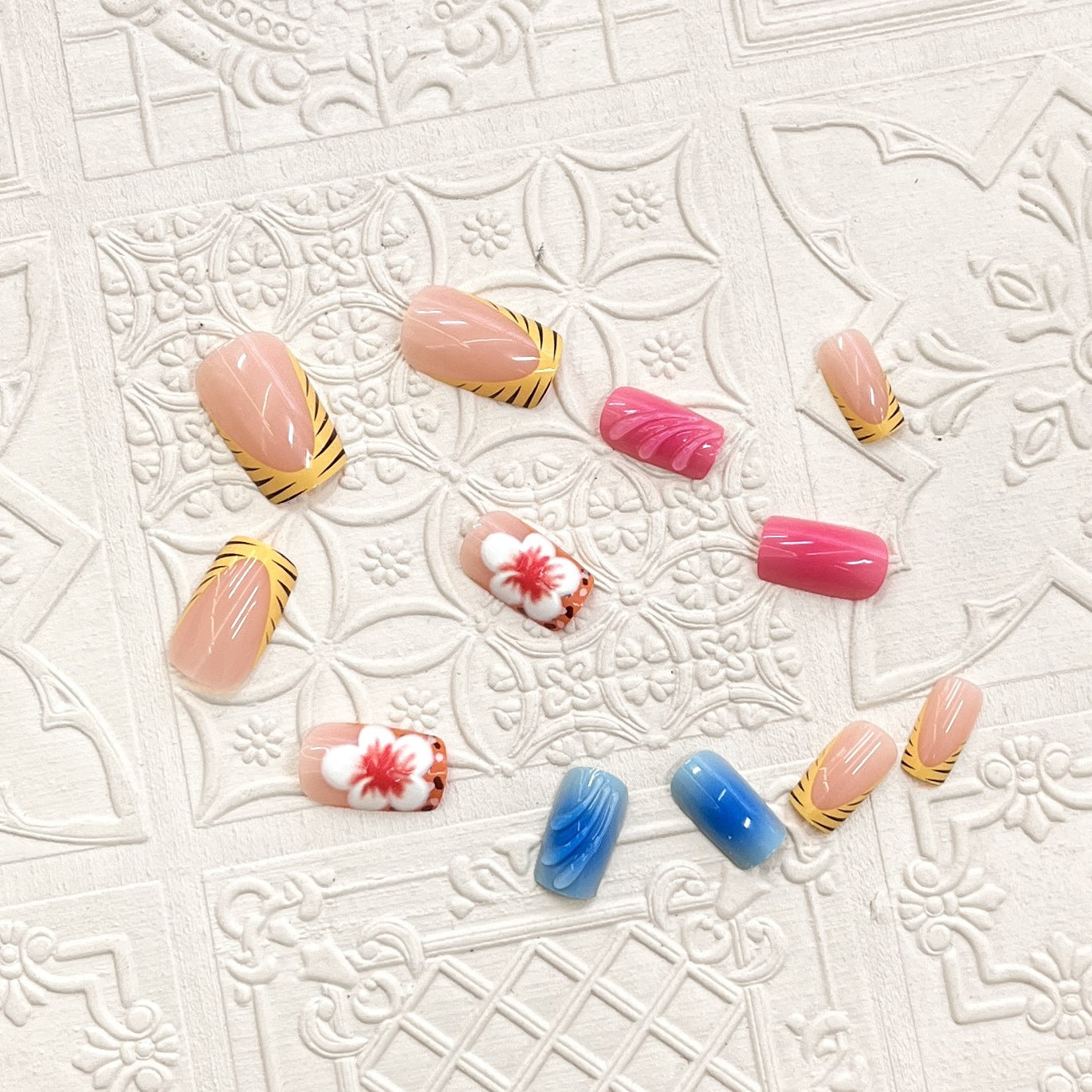 Künstlerisches Press-On-Nagelset mit floralen und Wellenmotiven Brehn