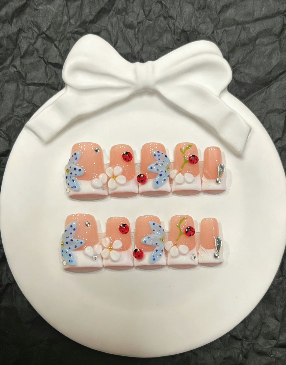 Dekoratives Press-On-Nägel-Set mit Blumen- und Marienkäfer-Designs