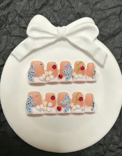 Dekoratives Press-On-Nägel-Set mit Blumen- und Marienkäfer-Designs