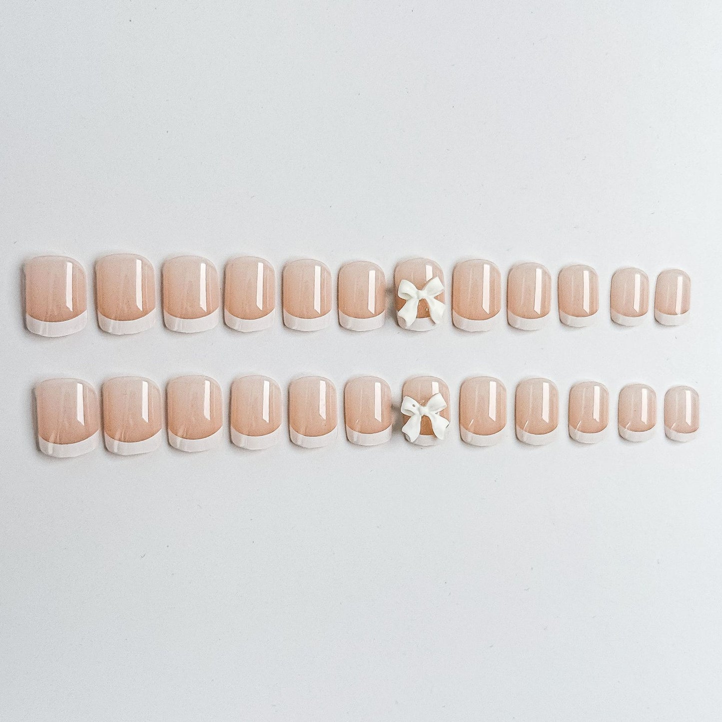 Nail Art Kunstnägel Set mit eleganten Schleifenakzenten Brehn