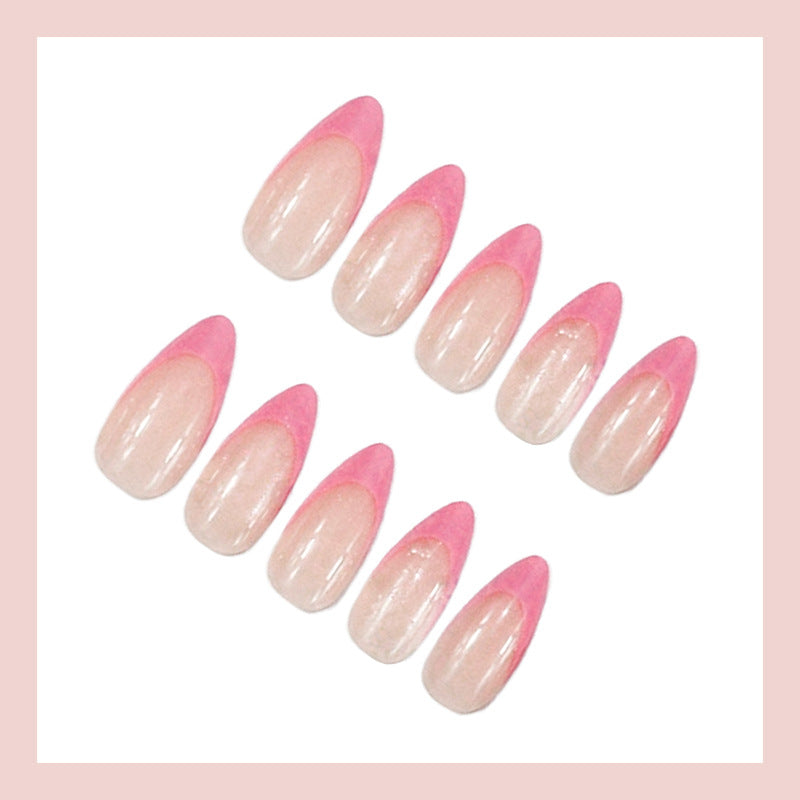 Kunstnagelset mit eleganten spitzen Formen und glänzenden Akzenten Brehn