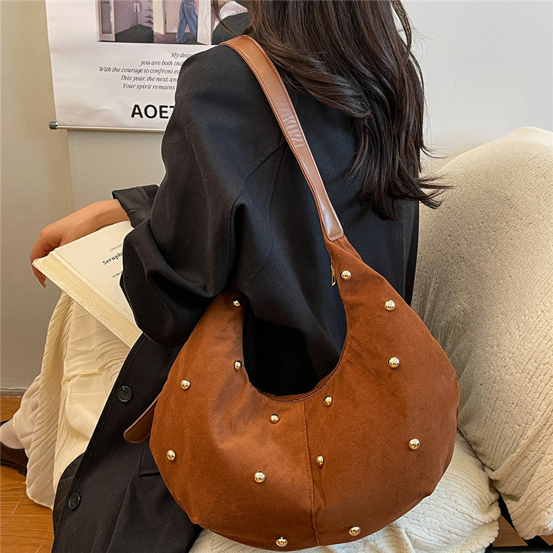 Texturiertes Wildleder Hobo Bag mit dekorativen Nieten Brehn