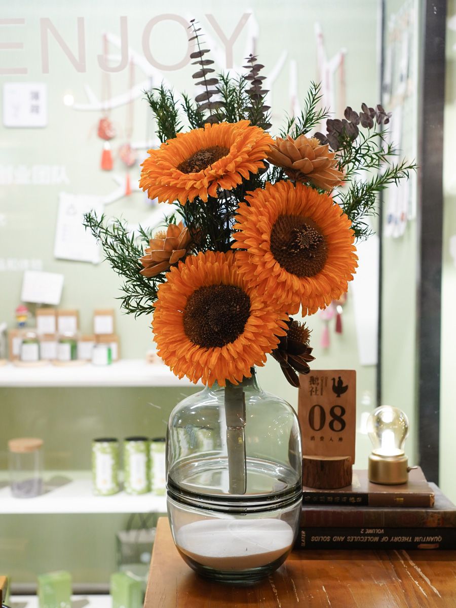 Trockenblumenstrauß mit Sonnenblume und Tannenzapfenakzenten