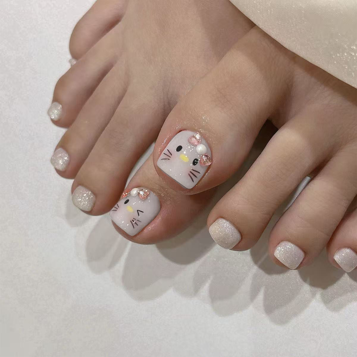 Kunstvolle Fußnagelgestaltung mit niedlichem Katze-Motiv Brehn