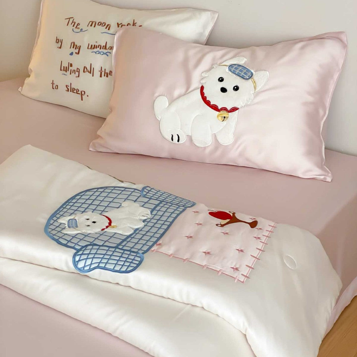 Bettwäsche-Garnitur aus Baumwollsatin mit gestickten Hunde-Applikationen und Patchwork-Motiven