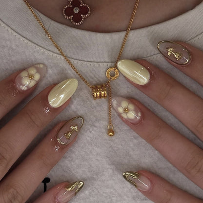 Kunstvolle Nagelkunst mit floralen Verzierungen und Glitzerakzenten Brehn