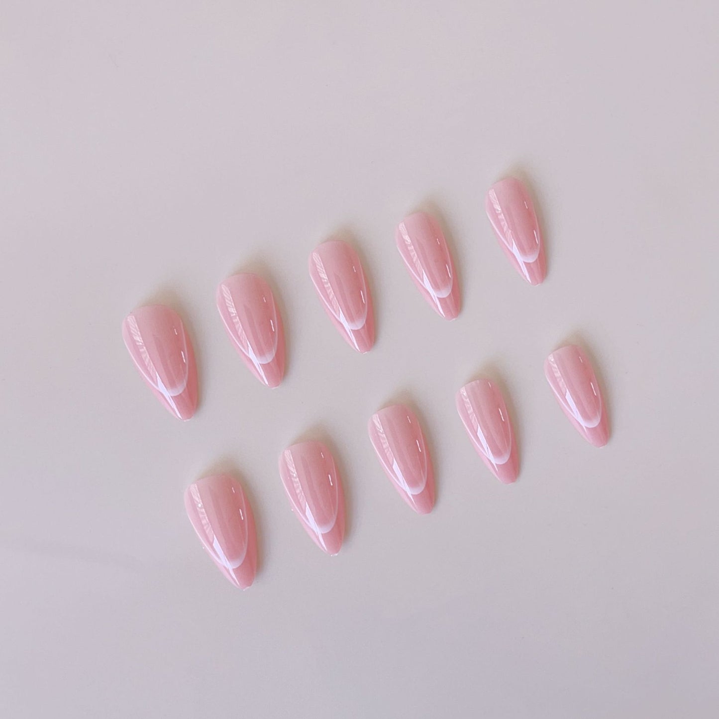Luxuriöses Kunstnagelset mit elegantem French Design Brehn