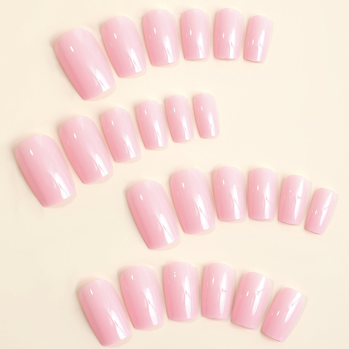 Kunstnagelset mit hochglänzendem Finish und eleganter Form Brehn