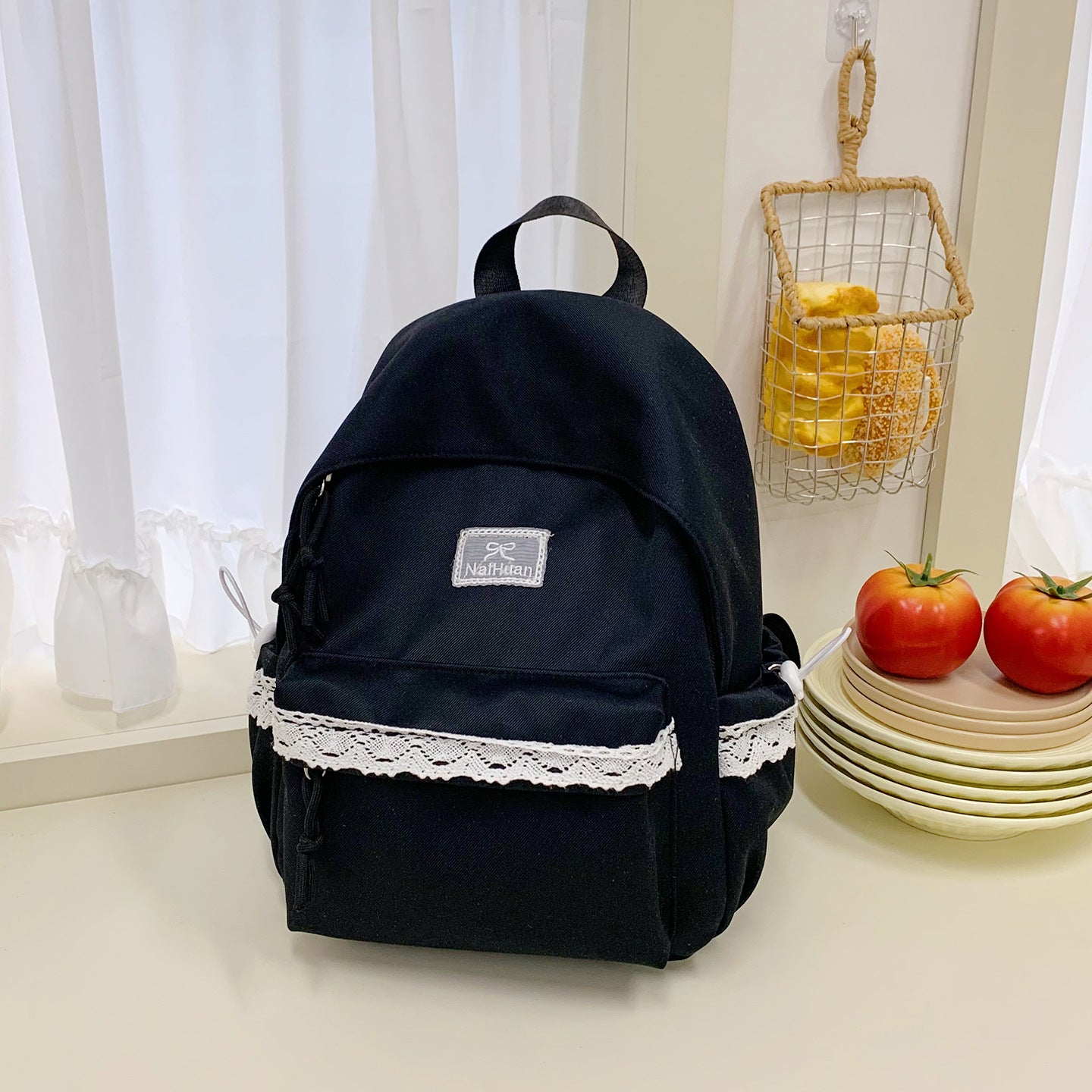 Eleganter Schulrucksack mit Spitzenbesatz