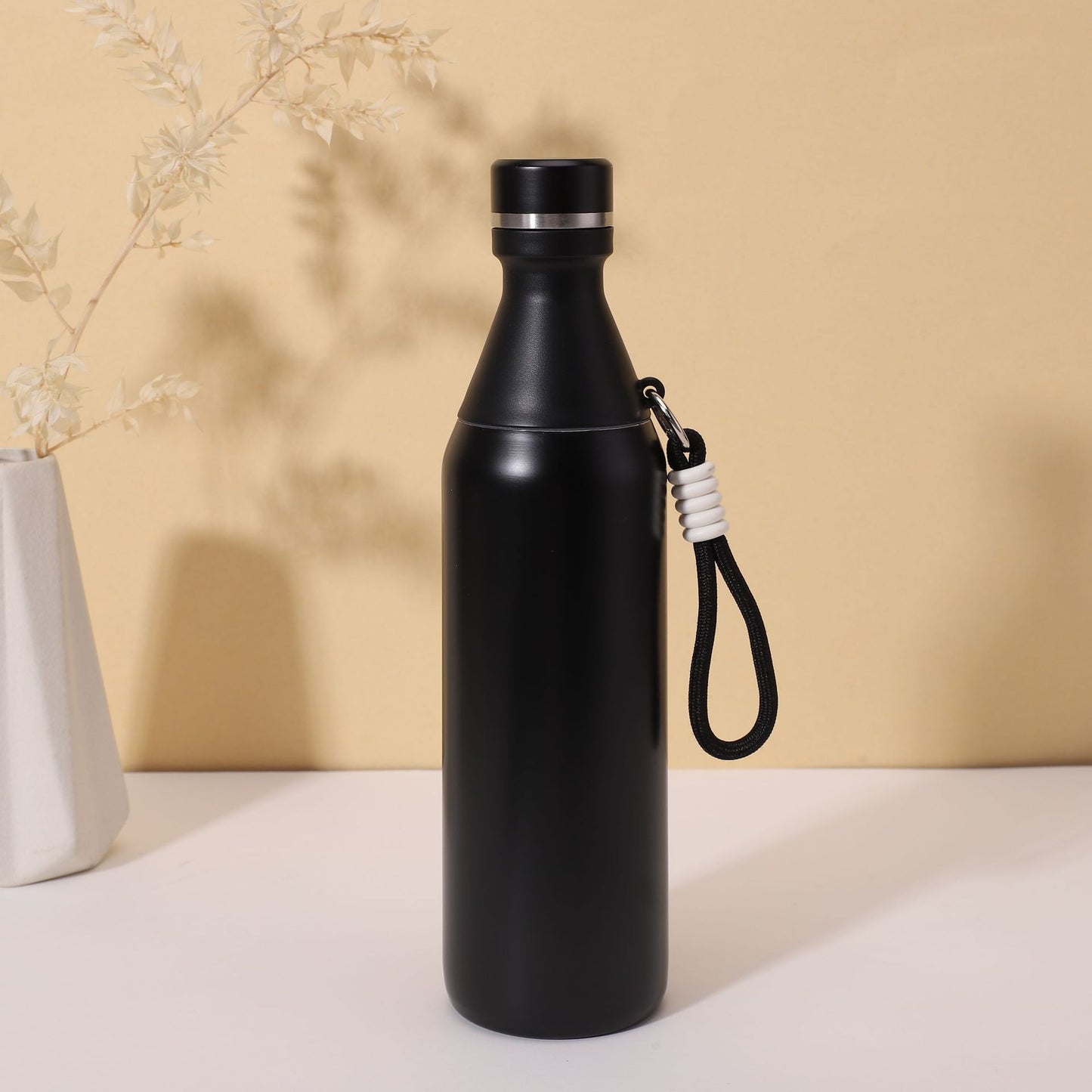 Damen isolierte Wasserflasche mit praktischem Trageband Brehn