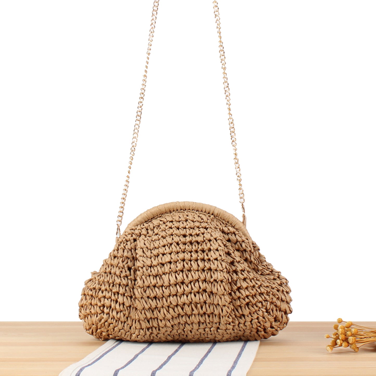 Umhängetasche Aus Handgearbeiteten Naturfasern mit Eleganter Kettenverzierung Brehn