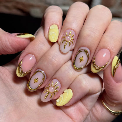 Kunstnagelset mit eleganten Goldverzierungen und kreativen Designs Brehn