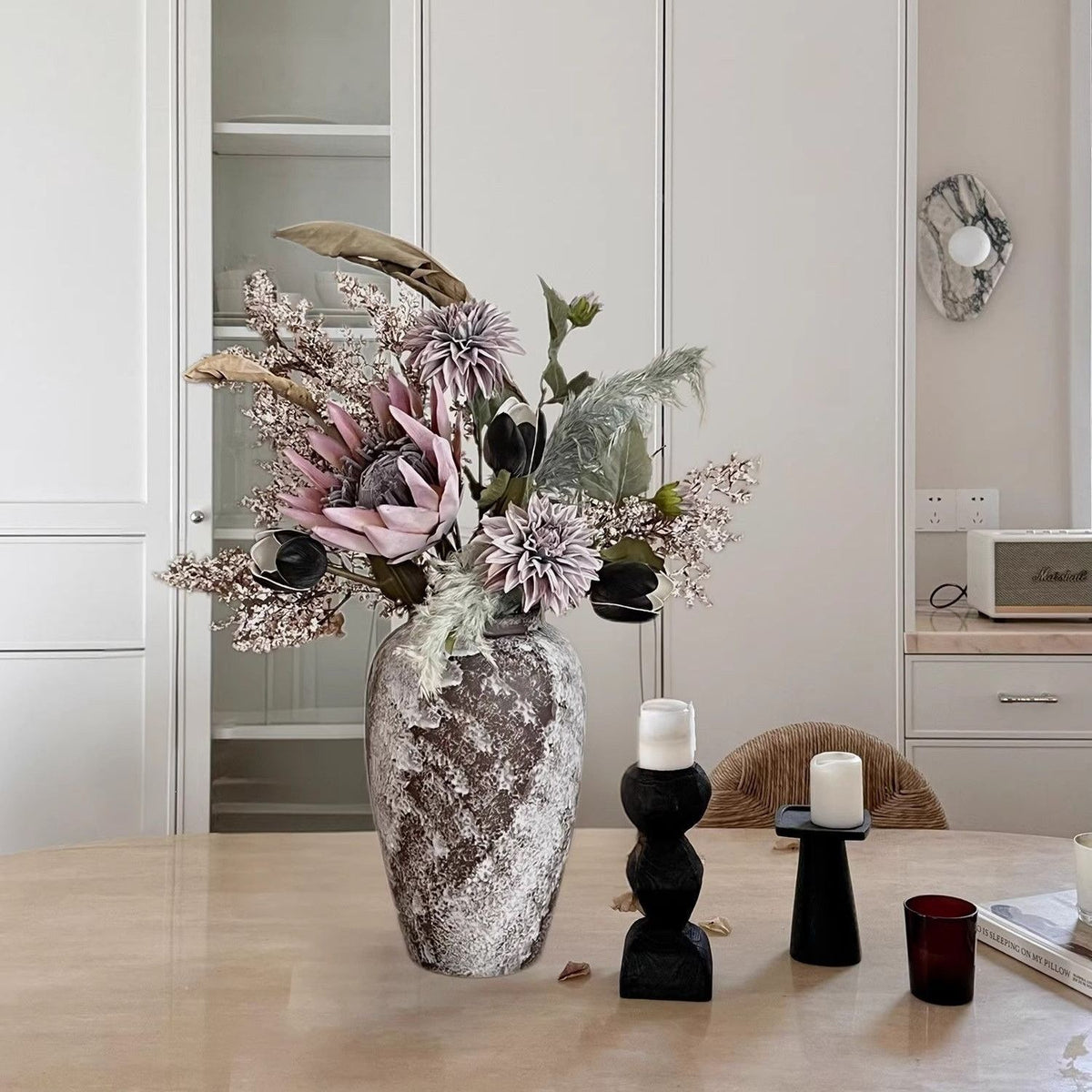 Künstlerische Trockenblumenarrangement