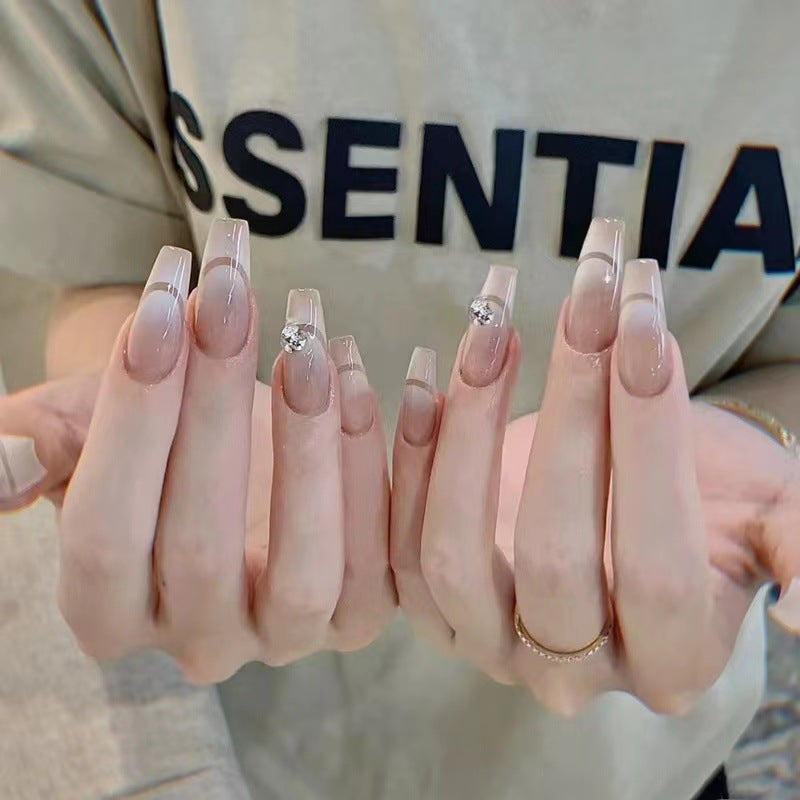 Kunstvolle French Tip Kunstnägel mit Strassakzenten Brehn
