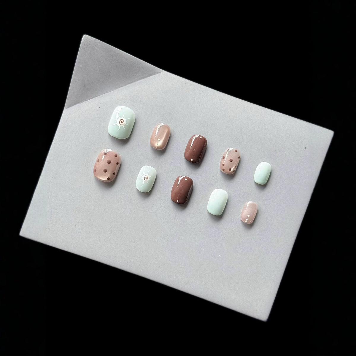 Dekorativer Press-On Nagelset mit einzigartigen künstlerischen Designs