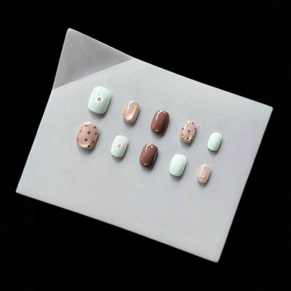 Dekorativer Press-On Nagelset mit einzigartigen künstlerischen Designs