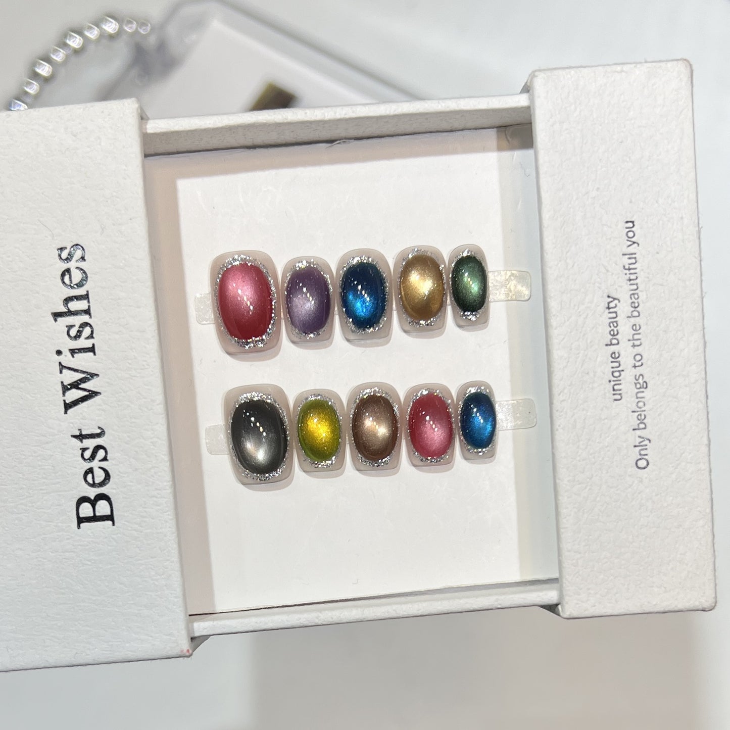 Bunte metallische Press-On Nagelset mit glitzernden Akzenten Brehn