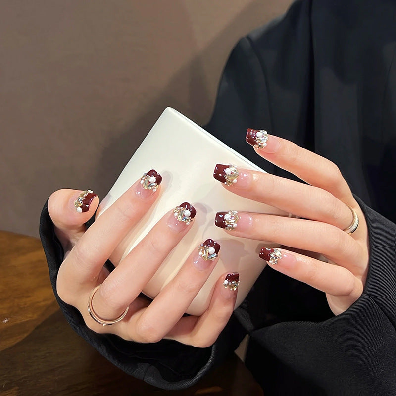 Kreatives Kunstnagelset mit Glitzer- und eleganten Muster Akzenten Brehn