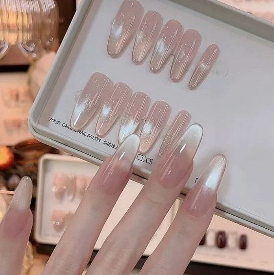 Kunstnägel mit Elegantem Ombre-Effekt und Glitzer Brehn