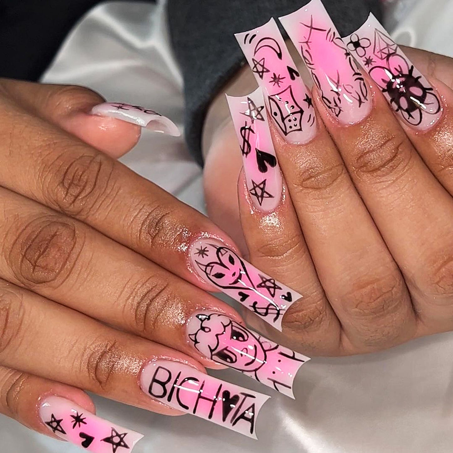 Kunstnagelset mit verspieltem Cartoon-Motiv und schimmernden Akzenten Brehn