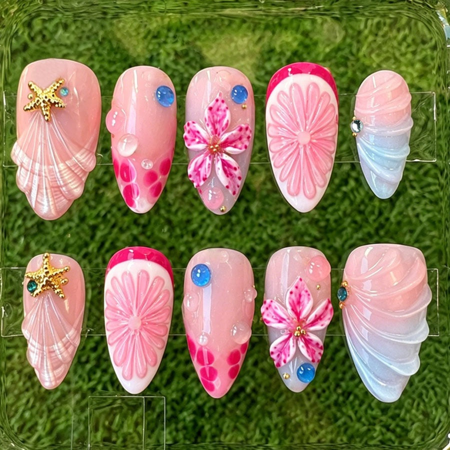 Kunstnagelset mit maritimen Motiven und luxuriösen Glitzerakzenten Brehn