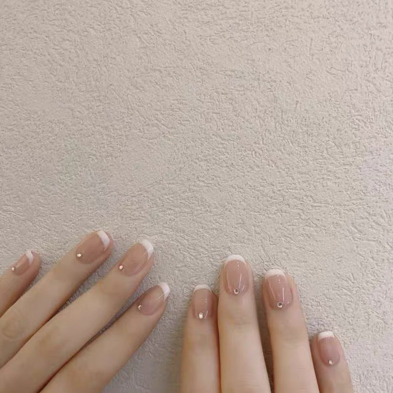 Kunstnägel mit elegantem French Tip und Strassakzenten Brehn