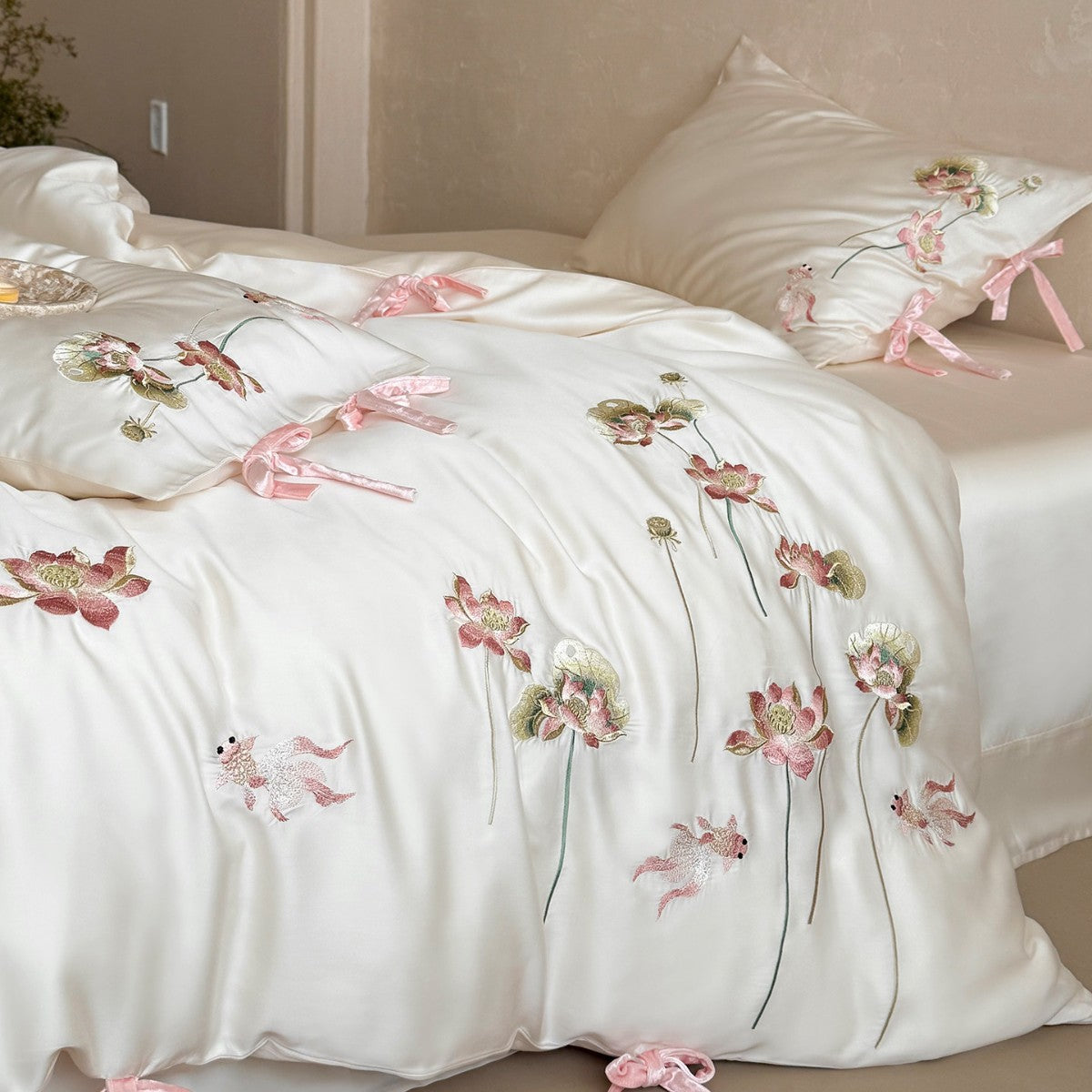 Besticktes Satin-Feel Bettbezugset mit Bändchenverschluss und floralen Applikationskissenbezügen