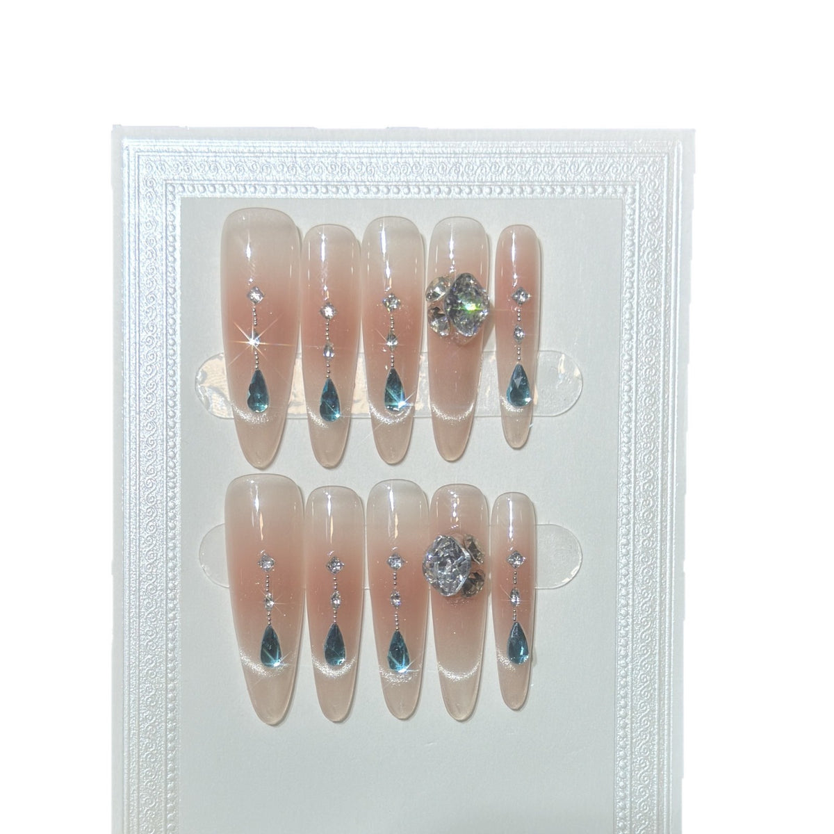 Glamourös Press-On Nagelkunstset mit Kristallverzierungen Brehn