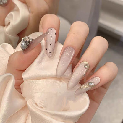 Dekorative Stiletto Nagel Kunstverlängerungen mit Strassakzenten