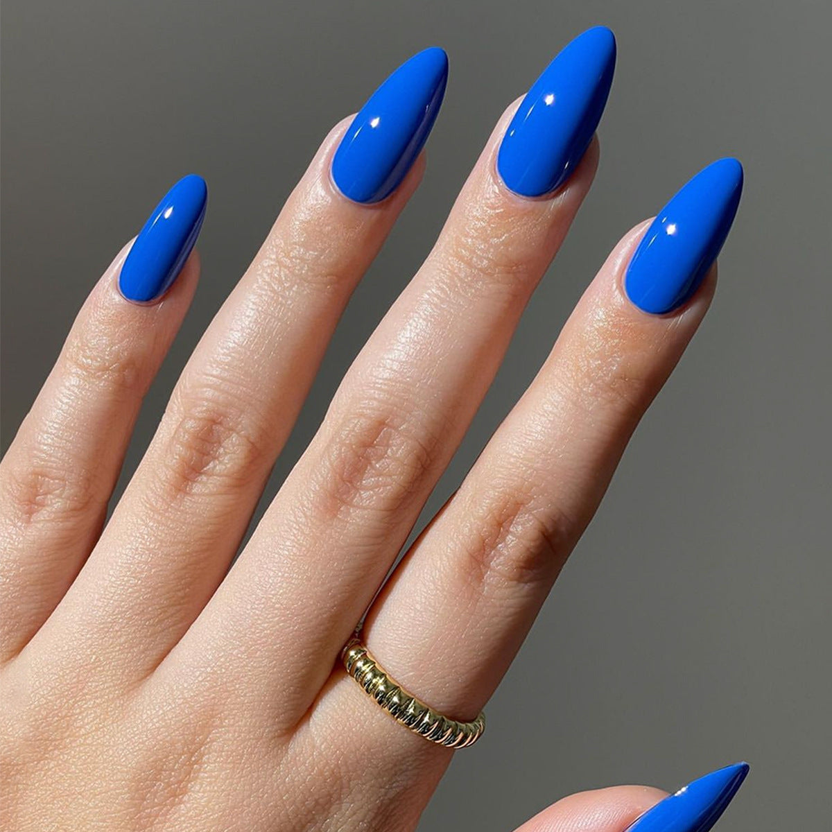 Kunstnagelset mit elegantem, glänzendem Design Brehn