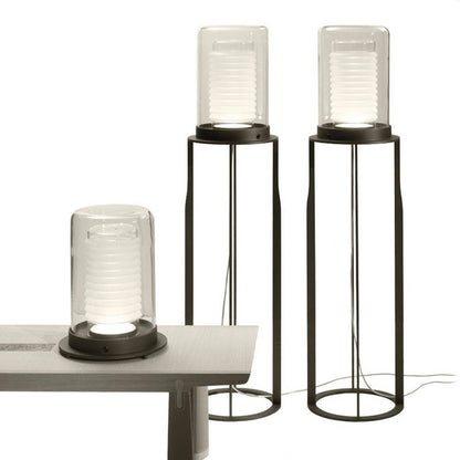 Zeitgenössische Tischlampe mit strukturiertem Glas-Schirm