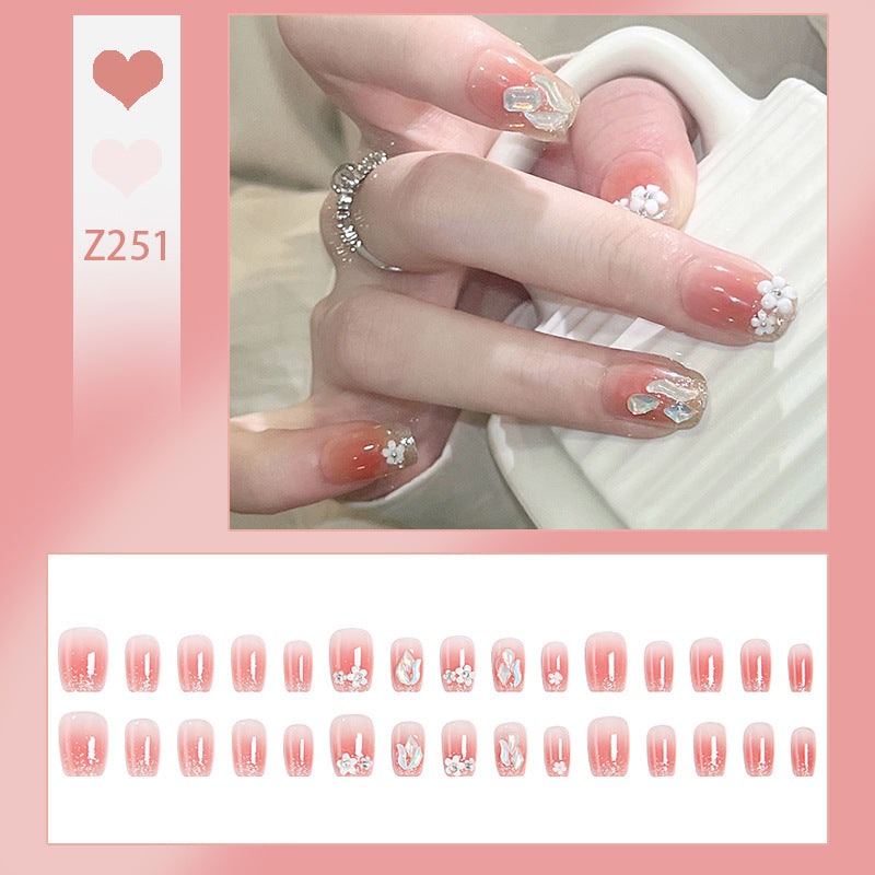Kunstnagelset mit floralen 3D-Verzierungen und elegantem Glitzer Brehn