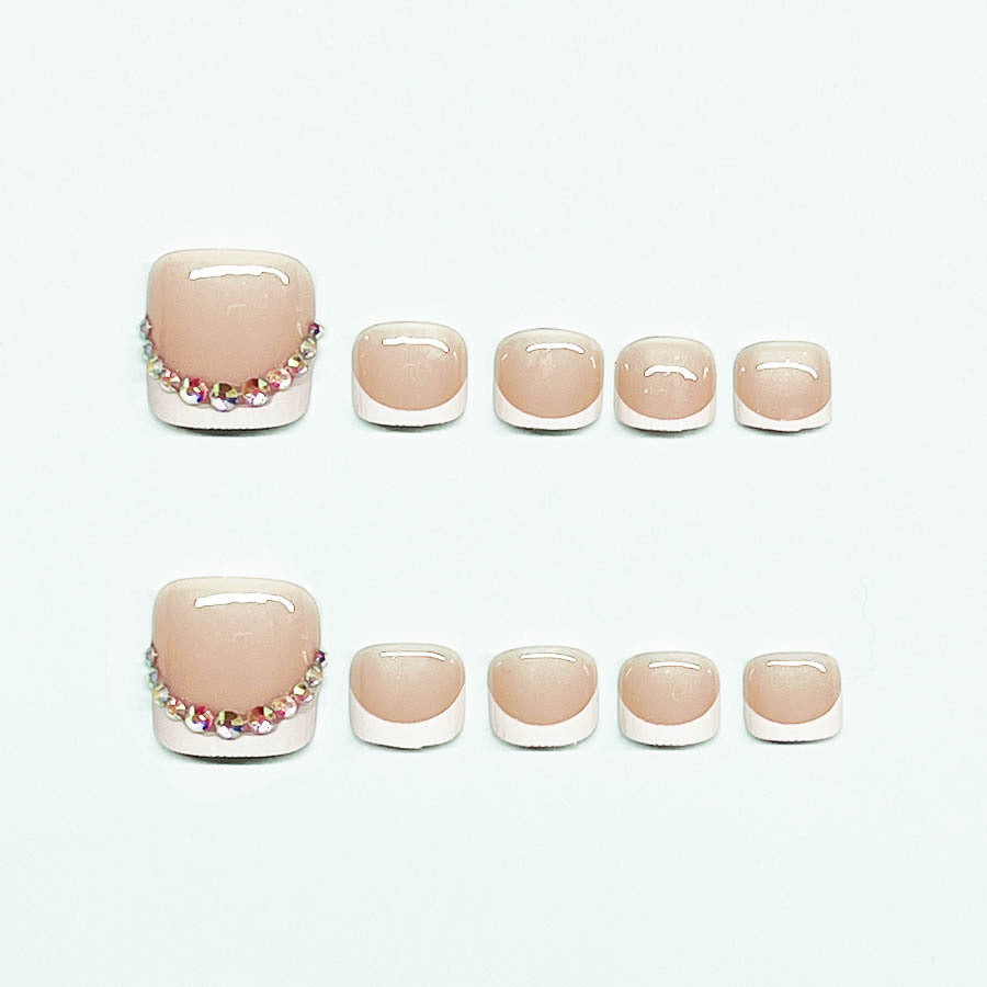 Fußnagelkunst-Set mit eleganter französischer Spitzenverzierung und Glitzerakzenten Brehn