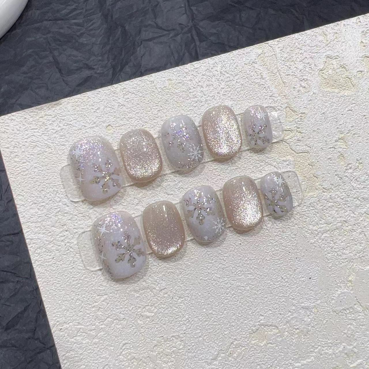 Schickes Glitzer-Press-On-Nagelset mit Schneeflocken-Design Brehn