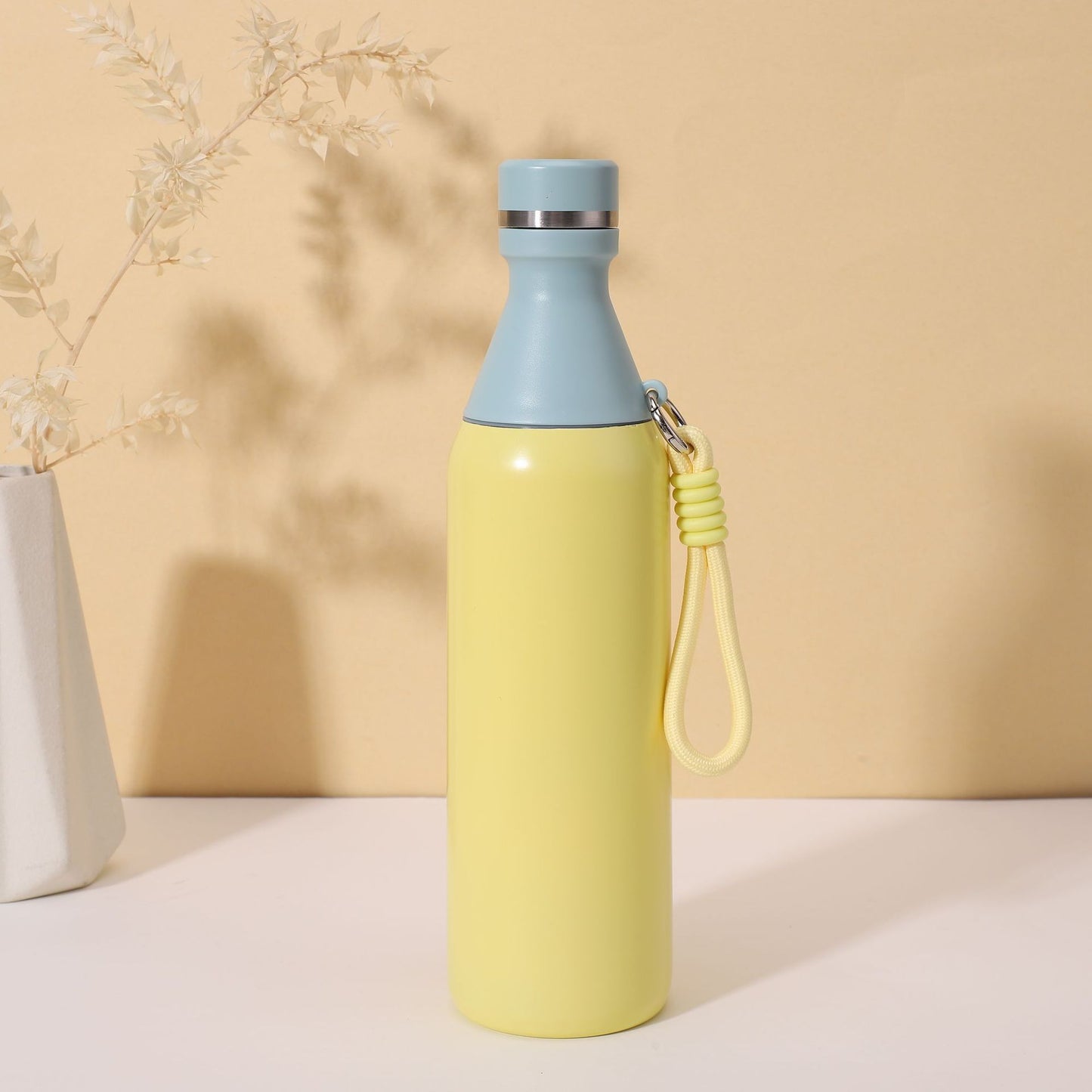 Damen isolierte Wasserflasche mit praktischem Trageband Brehn