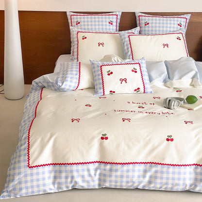 Gingham-Trim Kirschenbestickte Baumwoll-Bettwäsche Set mit Kissenbezügen und Zickzackbordüre