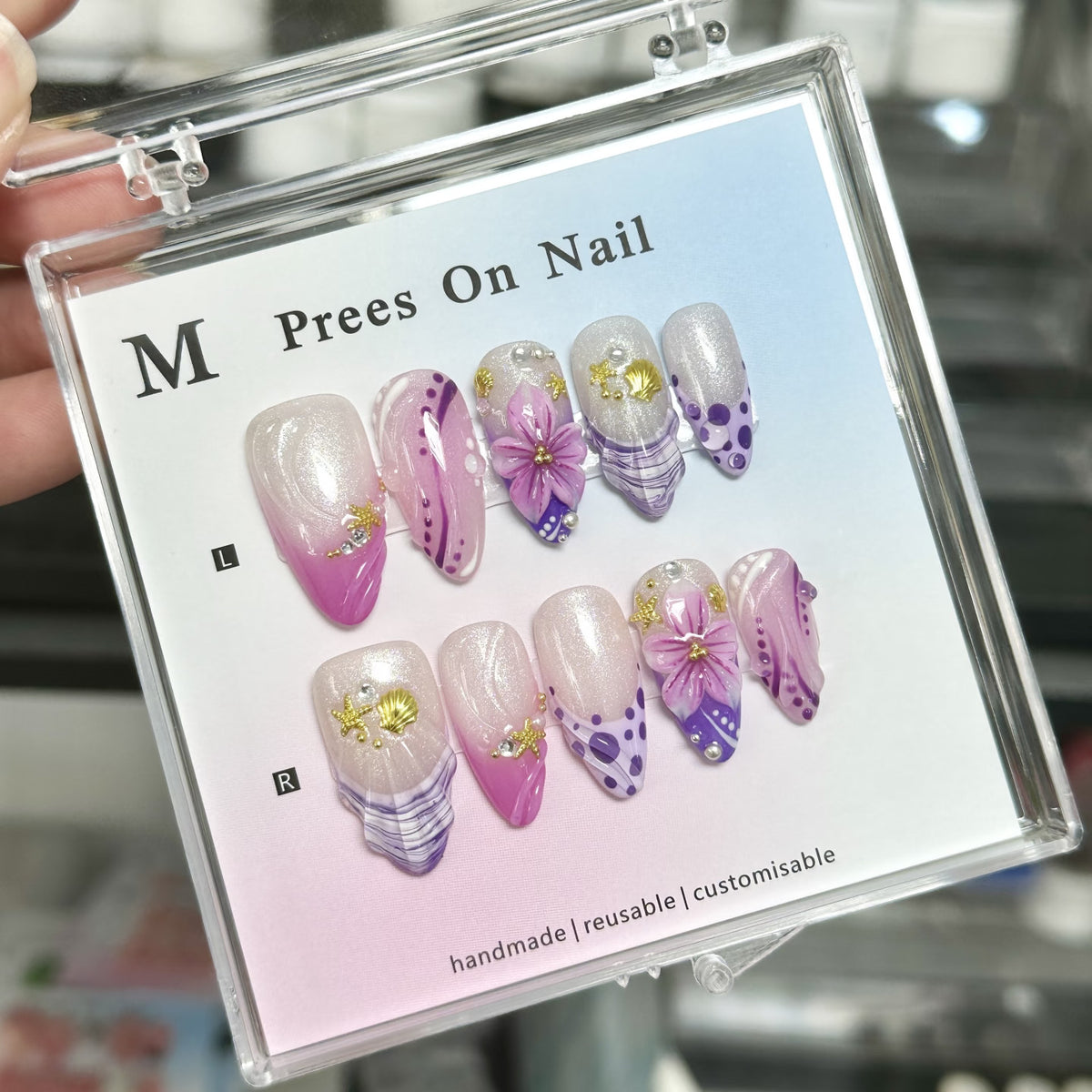 Dekorativer Druck-Nagelset mit floralen und funkelnden Akzenten