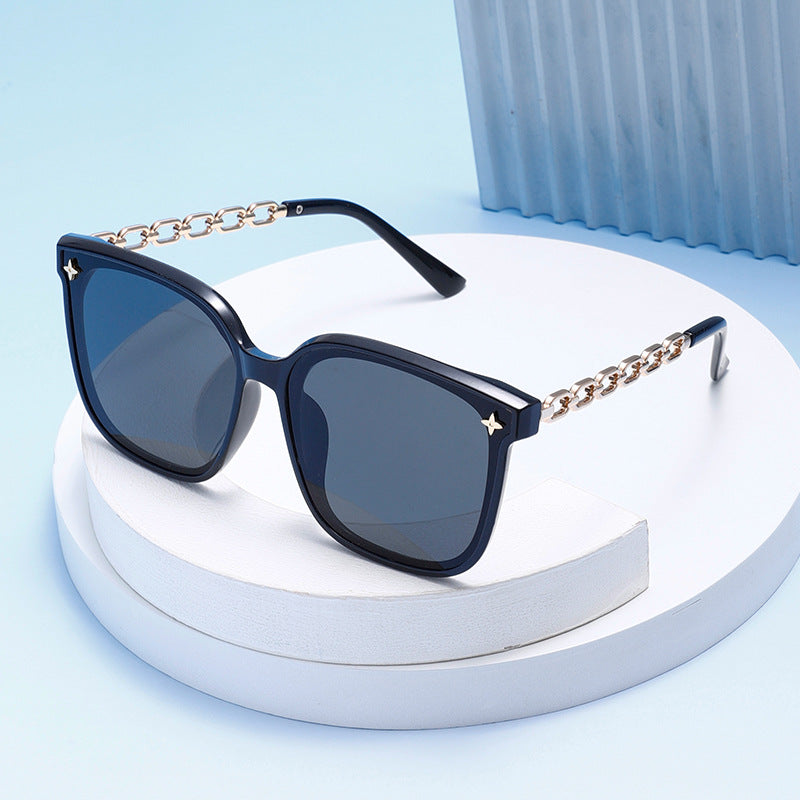 Damen Modische Sonnenbrille mit hochwertigem Kettendetail Brehn